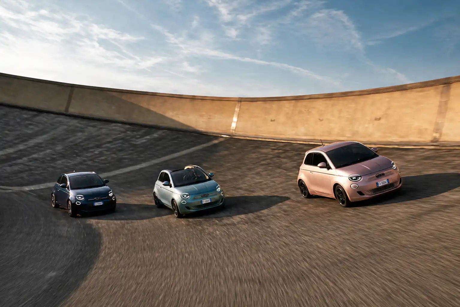 Immagine di una Fiat 500e in tutti e tre gli allestimenti disponibili